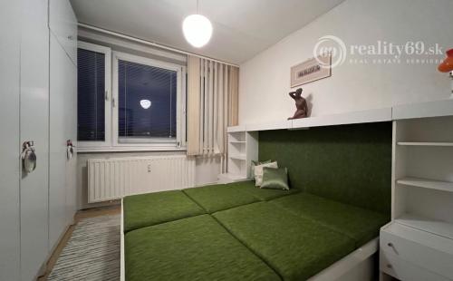 REZERVOVANÉ -  TERASA - BERNOLÁKOVÁ PEKNÝ 3 IZBOVÝ ZARIADENÝ BYT 68 M2 S LODŽIOU.