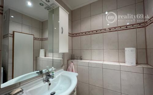 REZERVOVANÉ -  TERASA - BERNOLÁKOVÁ PEKNÝ 3 IZBOVÝ ZARIADENÝ BYT 68 M2 S LODŽIOU.