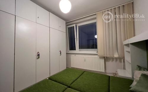 REZERVOVANÉ -  TERASA - BERNOLÁKOVÁ PEKNÝ 3 IZBOVÝ ZARIADENÝ BYT 68 M2 S LODŽIOU.