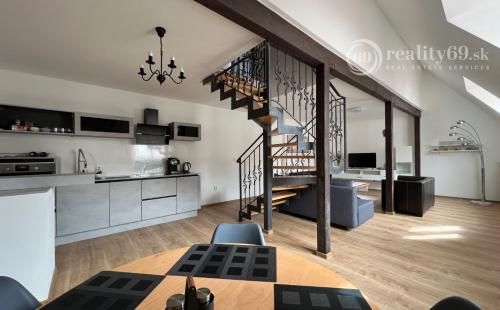 REZERVOVANÉ - CENTRUM MESTA - MÄSIARSKA ULICA, PASÁŽ VALENTINA MODERNÝ ZARIADENÝ 3 IZBOVÝ BYT.