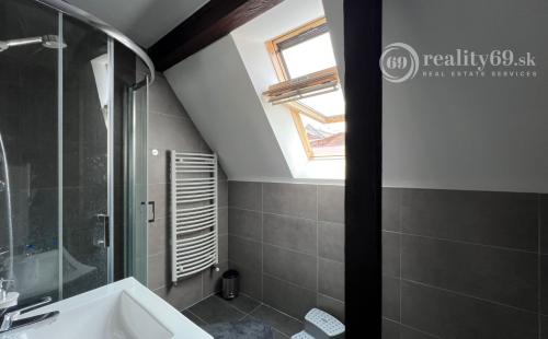 REZERVOVANÉ - CENTRUM MESTA - MÄSIARSKA ULICA, PASÁŽ VALENTINA MODERNÝ ZARIADENÝ 3 IZBOVÝ BYT.