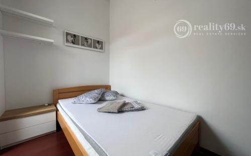 REZERVOVANÉ - CENTRUM MESTA - MÄSIARSKA ULICA, PASÁŽ VALENTINA MODERNÝ ZARIADENÝ 3 IZBOVÝ BYT.