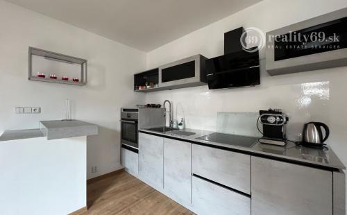 REZERVOVANÉ - CENTRUM MESTA - MÄSIARSKA ULICA, PASÁŽ VALENTINA MODERNÝ ZARIADENÝ 3 IZBOVÝ BYT.