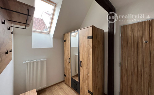 REZERVOVANÉ - CENTRUM MESTA - MÄSIARSKA ULICA, PASÁŽ VALENTINA MODERNÝ ZARIADENÝ 3 IZBOVÝ BYT.