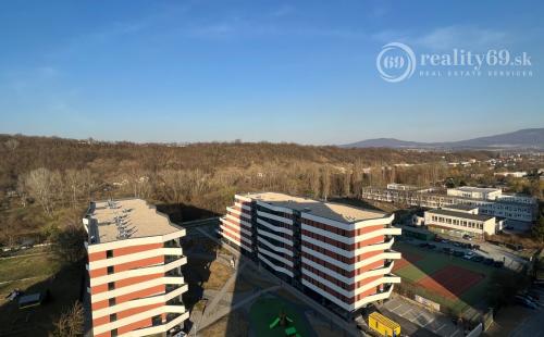 JAZERO - STÁLICOVÁ PEKNÝ 3 IZBOVÝ BYT 65 M2, PLASTOVÉ OKNÁ,  2 X LODŽIA, ZATEPLENÝ OBYTNÝ DOM.