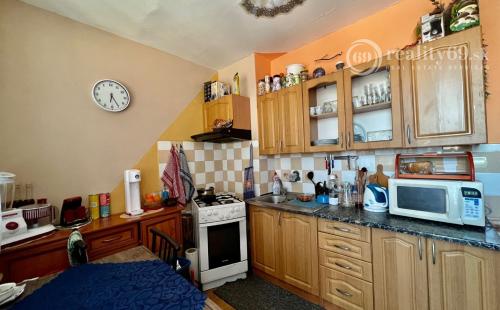 JAZERO - STÁLICOVÁ PEKNÝ 3 IZBOVÝ BYT 65 M2, PLASTOVÉ OKNÁ,  2 X LODŽIA, ZATEPLENÝ OBYTNÝ DOM.