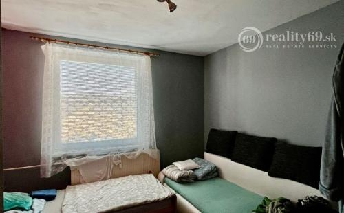 JAZERO - STÁLICOVÁ PEKNÝ 3 IZBOVÝ BYT 65 M2, PLASTOVÉ OKNÁ,  2 X LODŽIA, ZATEPLENÝ OBYTNÝ DOM.