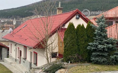 HRHOV - ROMANTICKÁ CHALUPA PRE NÁROČNÉHO KLIENTA, TENISOVÝ KURT, ALTÁNOK.