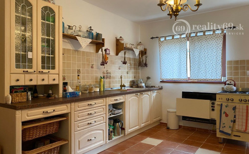 HRHOV - ROMANTICKÁ CHALUPA PRE NÁROČNÉHO KLIENTA, TENISOVÝ KURT, ALTÁNOK.