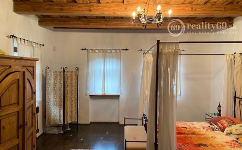 HRHOV - ROMANTICKÁ CHALUPA PRE NÁROČNÉHO KLIENTA, TENISOVÝ KURT, ALTÁNOK.