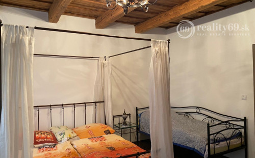 HRHOV - ROMANTICKÁ CHALUPA PRE NÁROČNÉHO KLIENTA, TENISOVÝ KURT, ALTÁNOK.