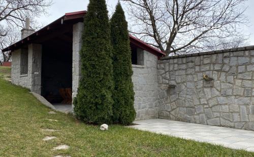 HRHOV - ROMANTICKÁ CHALUPA PRE NÁROČNÉHO KLIENTA, TENISOVÝ KURT, ALTÁNOK.