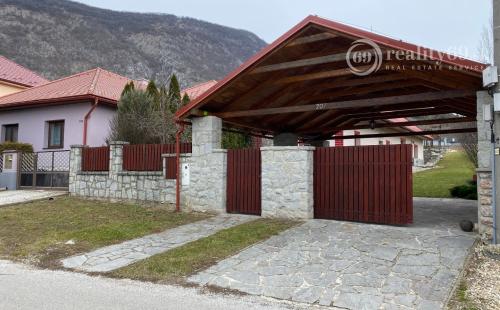 HRHOV - ROMANTICKÁ CHALUPA PRE NÁROČNÉHO KLIENTA, TENISOVÝ KURT, ALTÁNOK.