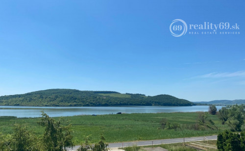 MAĎARSKO - JAZERO RAKACA PEKNÁ ZREKONŠTRUOVANÁ CHATA, GARÁŽ, ALTÁNOK