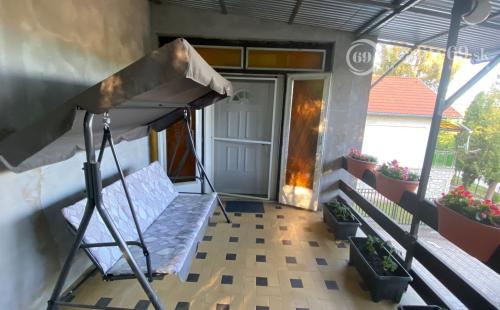 MAĎARSKO - JAZERO RAKACA PEKNÁ ZREKONŠTRUOVANÁ CHATA, GARÁŽ, ALTÁNOK