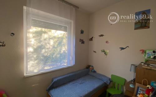 MAĎARSKO - JAZERO RAKACA PEKNÁ ZREKONŠTRUOVANÁ CHATA, GARÁŽ, ALTÁNOK