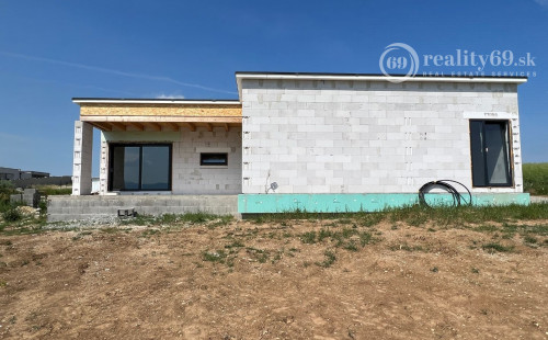 HANISKA - KVALITNÁ NOVOSTAVBA 4 IZBOVÉHO RD, GARÁŽOVÉ STÁTIE, TERASA.