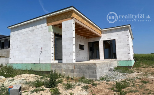 HANISKA - KVALITNÁ NOVOSTAVBA 4 IZBOVÉHO RD, GARÁŽOVÉ STÁTIE, TERASA.