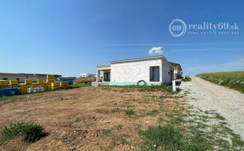 HANISKA - KVALITNÁ NOVOSTAVBA 4 IZBOVÉHO RD, GARÁŽOVÉ STÁTIE, TERASA.