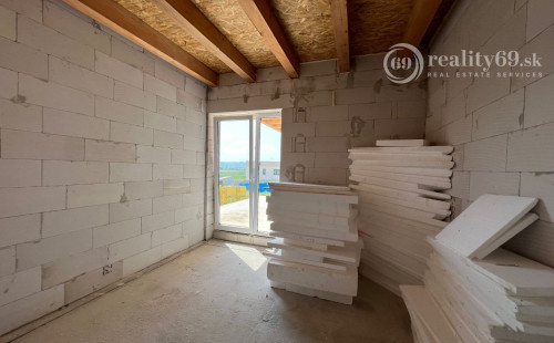 HANISKA - KVALITNÁ NOVOSTAVBA 4 IZBOVÉHO RD, GARÁŽOVÉ STÁTIE, TERASA.