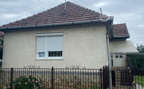 MAĎARSKO - FELSŐTELEKES 3 IZBOVÝ RODINNÝ S GARÁŽOU A VEĽKÝM SENNÍKOM