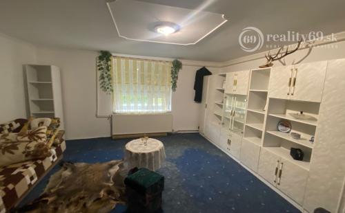 MAĎARSKO - FELSŐTELEKES 3 IZBOVÝ RODINNÝ S GARÁŽOU A VEĽKÝM SENNÍKOM