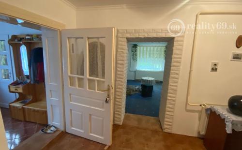 MAĎARSKO - FELSŐTELEKES 3 IZBOVÝ RODINNÝ S GARÁŽOU A VEĽKÝM SENNÍKOM