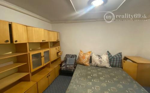 MAĎARSKO - FELSŐTELEKES 3 IZBOVÝ RODINNÝ S GARÁŽOU A VEĽKÝM SENNÍKOM