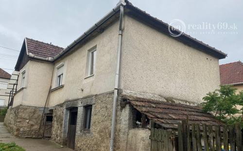 MAĎARSKO - FELSŐTELEKES 3 IZBOVÝ RODINNÝ S GARÁŽOU A VEĽKÝM SENNÍKOM