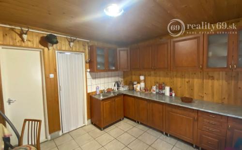 MAĎARSKO - FELSŐTELEKES 3 IZBOVÝ RODINNÝ S GARÁŽOU A VEĽKÝM SENNÍKOM