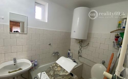 MAĎARSKO - FELSŐTELEKES 3 IZBOVÝ RODINNÝ S GARÁŽOU A VEĽKÝM SENNÍKOM