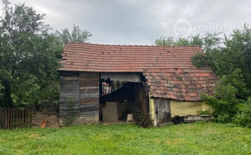 MAĎARSKO - FELSŐTELEKES 3 IZBOVÝ RODINNÝ S GARÁŽOU A VEĽKÝM SENNÍKOM
