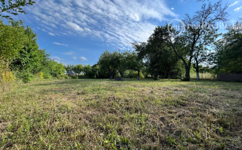 REZERVOVANÉ - ĎURĎOŠÍK - STAVEBNÝ POZEMOK 1020 M2, VODA NA POZEMKU, ELEKTRINA V DOSAHU, ODPAD ŽUMPA.