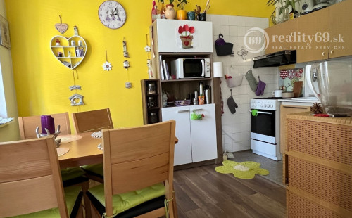 REZERVOVANÉ - JUH - KRAKOVSKÁ 4 IZBOVÝ BYT VÝBORNÝ STAV, LODŽIA, KOMORA