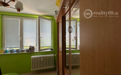 REZERVOVANÉ - JUH - KRAKOVSKÁ 4 IZBOVÝ BYT VÝBORNÝ STAV, LODŽIA, KOMORA