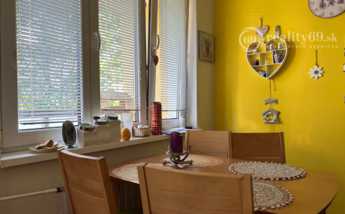 REZERVOVANÉ - JUH - KRAKOVSKÁ 4 IZBOVÝ BYT VÝBORNÝ STAV, LODŽIA, KOMORA