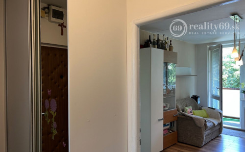 REZERVOVANÉ - JUH - KRAKOVSKÁ 4 IZBOVÝ BYT VÝBORNÝ STAV, LODŽIA, KOMORA