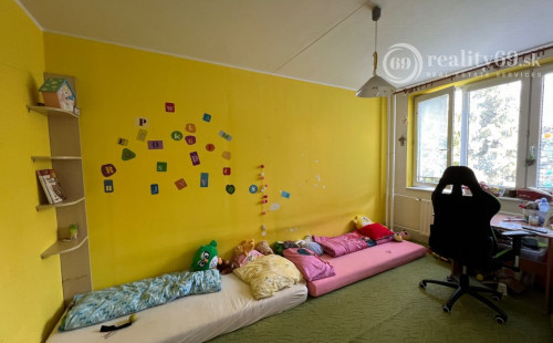 REZERVOVANÉ - JUH - KRAKOVSKÁ 4 IZBOVÝ BYT VÝBORNÝ STAV, LODŽIA, KOMORA