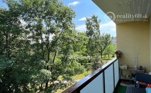 REZERVOVANÉ - JUH - KRAKOVSKÁ 4 IZBOVÝ BYT VÝBORNÝ STAV, LODŽIA, KOMORA