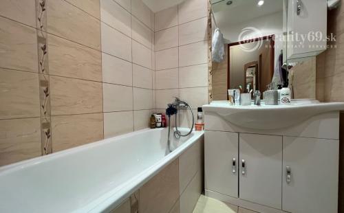 JAZERO - AZOVSKÁ -  1 IZBOVÝ BYT 42 M2, PO KOMPLETNEJ REKONŠTRUKCII.