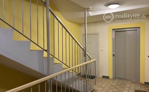 JAZERO - AZOVSKÁ -  1 IZBOVÝ BYT 42 M2, PO KOMPLETNEJ REKONŠTRUKCII.