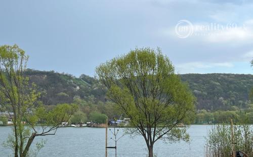 JAZERO - AZOVSKÁ -  1 IZBOVÝ BYT 42 M2, PO KOMPLETNEJ REKONŠTRUKCII.