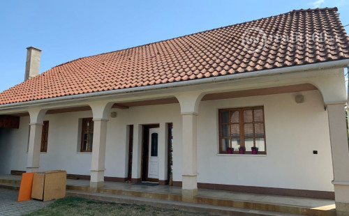 MAĎARSKO - CIGAND - PEKNÝ 3 IZBOVÝ POSCHODOVÝ RODINNÝ DOM