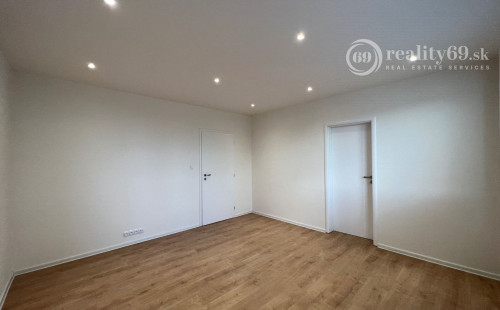 KVP - WURMOVA - 3 IZBOVÝ PO KOMPLETNEJ REKONŠTRUKCII 65 M2, LODŽIA.