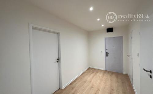 KVP - WURMOVA - 3 IZBOVÝ PO KOMPLETNEJ REKONŠTRUKCII 65 M2, LODŽIA.