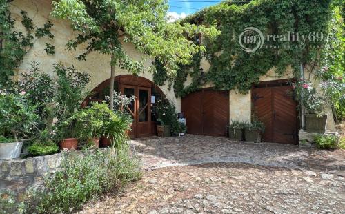 MAĎARSKO - MÁD  2 DOMY V TOP LOKALITE S VEĽKOU ZÁHRADOU