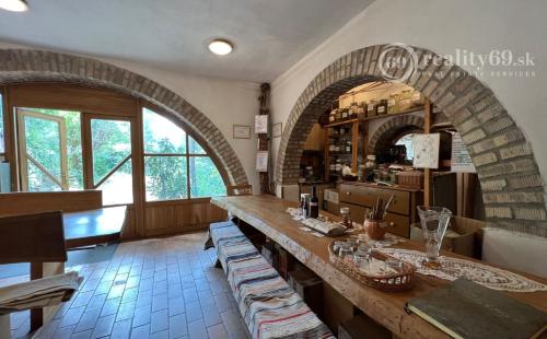 MAĎARSKO - MÁD  2 DOMY V TOP LOKALITE S VEĽKOU ZÁHRADOU