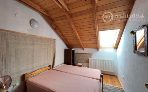 MAĎARSKO - MÁD  2 DOMY V TOP LOKALITE S VEĽKOU ZÁHRADOU