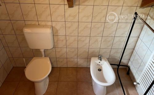 MAĎARSKO - MÁD  2 DOMY V TOP LOKALITE S VEĽKOU ZÁHRADOU