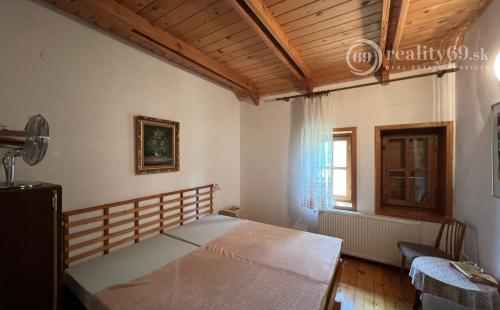 MAĎARSKO - MÁD  2 DOMY V TOP LOKALITE S VEĽKOU ZÁHRADOU